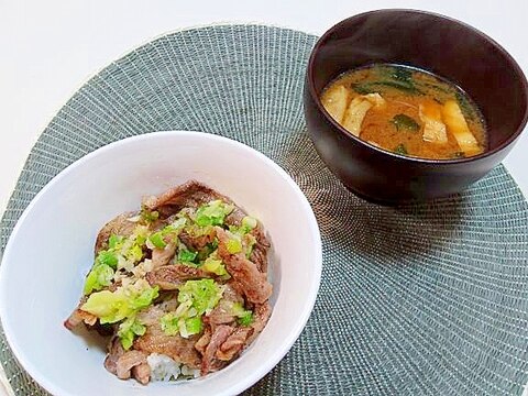 肉の旨味を満喫しよう！塩カルビ丼